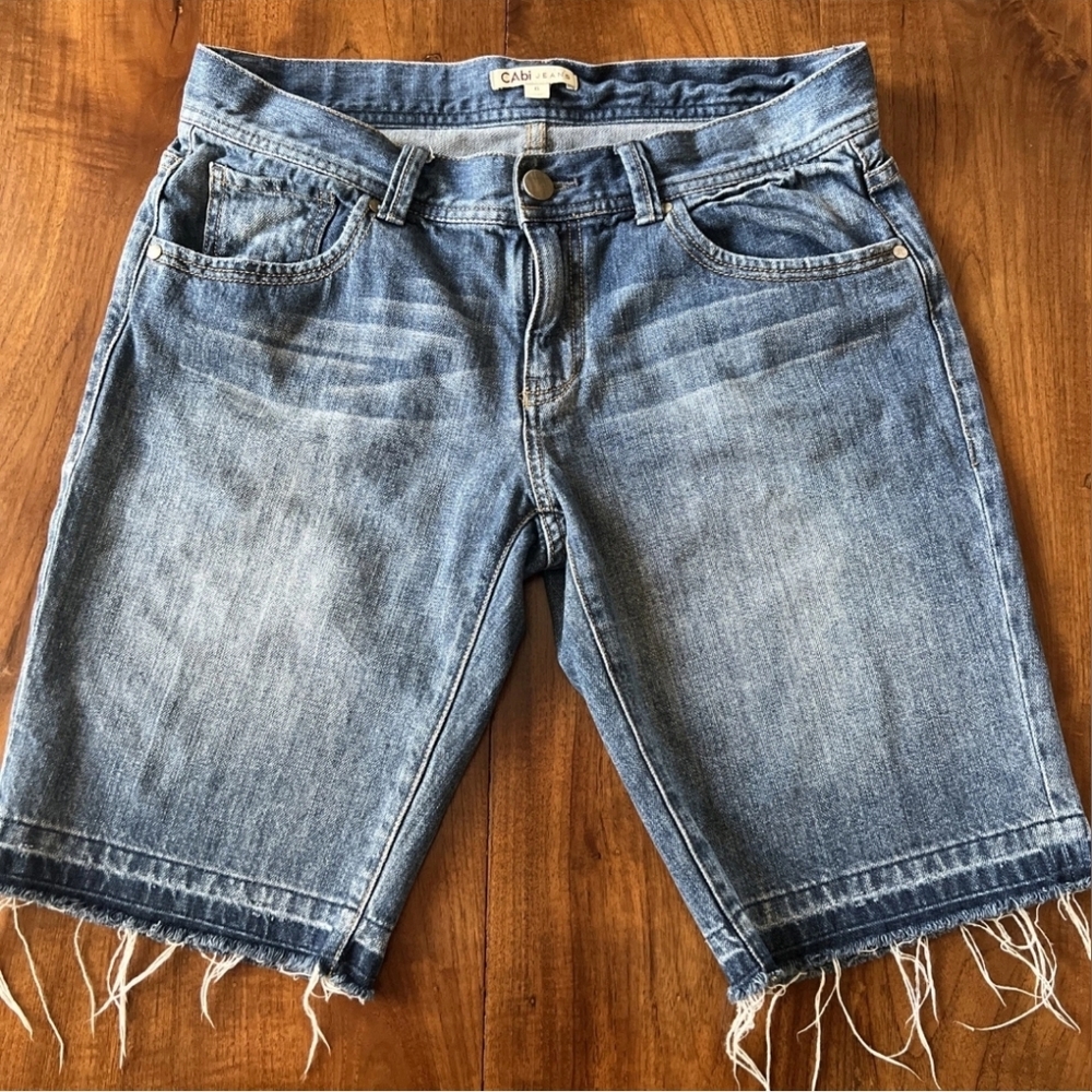 Womens CAbi Blue Denim Bermuda Jean Shorts Size 6 Loose Fit Fringe